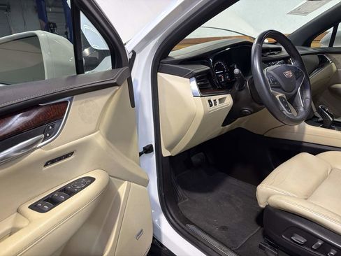 Used 2017 Cadillac XT5 Luxury w/ Driver Awareness Package FWD image 15