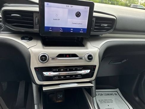 Used 2023 Ford Explorer XLT AWD/4WD image 12