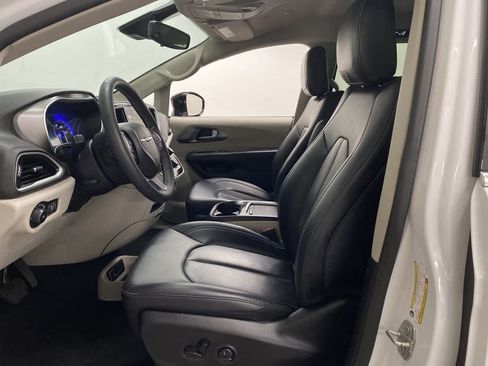 Used 2024 Chrysler Pacifica Touring-L image 13