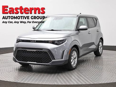Used 2025 Kia Soul LX w/ LX Technology Package FWD image 1