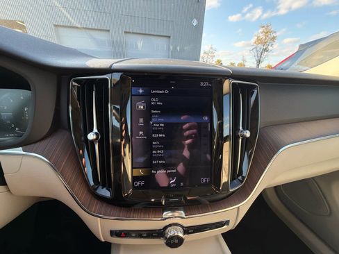 Used 2021 Volvo XC60 T5 Momentum w/ Premium Package image 26