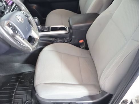 Used 2020 Toyota Tacoma SR5 AWD/4WD image 24