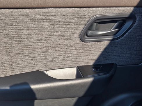 Used 2023 Nissan Rogue S FWD image 34