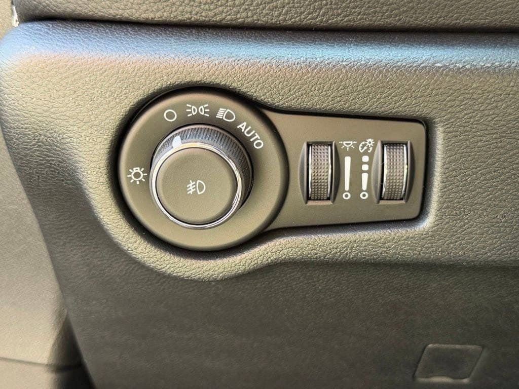 New 2026 Chrysler Pacifica Select w/ S Appearance Package FWD image 25