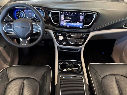 Used 2023 Chrysler Pacifica Limited w/ Uconnect Theater Family Group AWD/4WD image 15