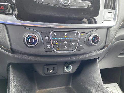 Used 2021 Chevrolet Traverse LT image 28