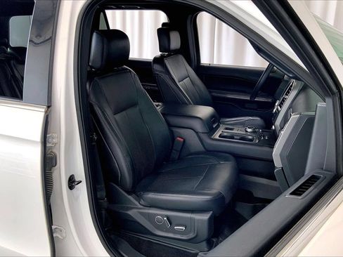 Used 2018 Ford Expedition XLT w/ Equipment Group 202A RWD image 16