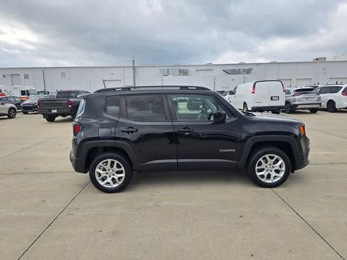 Used 2018 Jeep Renegade Latitude w/ Cold Weather Group AWD/4WD image 16