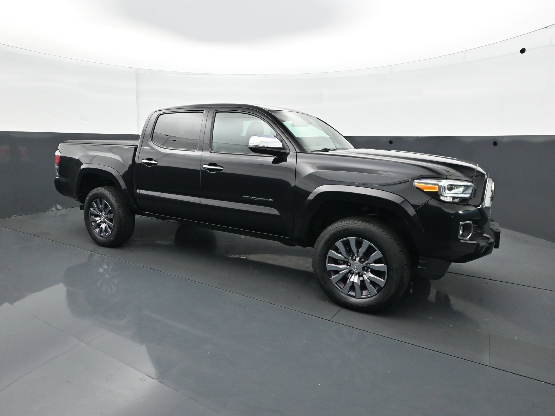 Used 2021 Toyota Tacoma Limited AWD/4WD image 9