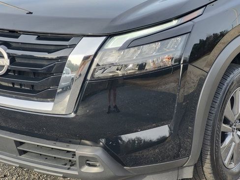 Used 2025 Nissan Pathfinder SV image 8