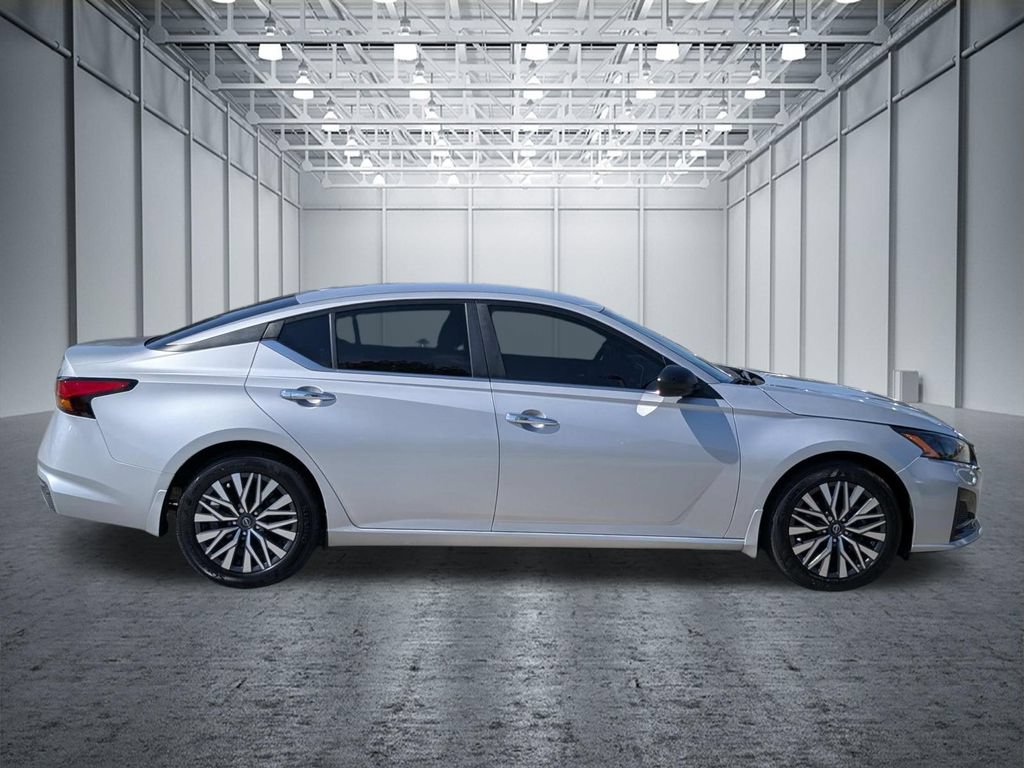 Used 2024 Nissan Altima 2.5 SV FWD image 8