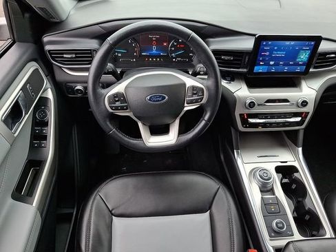 Used 2022 Ford Explorer XLT w/ Equipment Group 202A AWD/4WD image 2