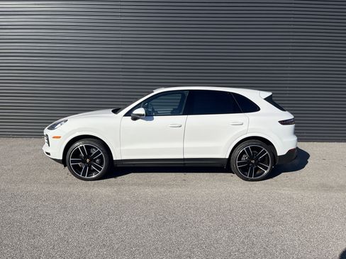 Certified 2023 Porsche Cayenne Platinum Edition image 2