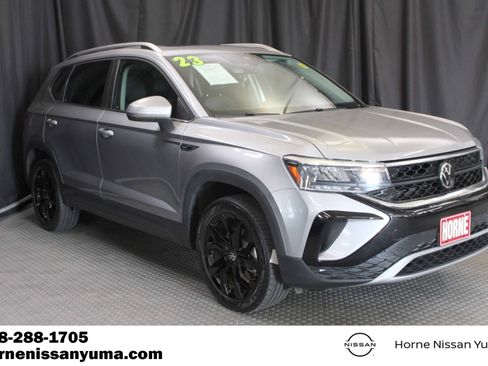 Used 2023 Volkswagen Taos SE w/ Panoramic Sunroof Package FWD image 1