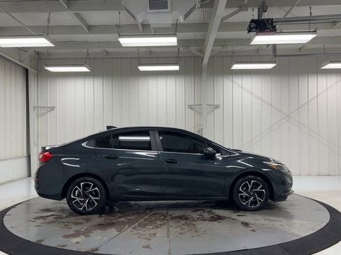 Used 2018 Chevrolet Cruze LT FWD image 9