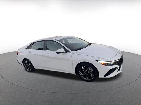 Used 2025 Hyundai Elantra SEL image 2