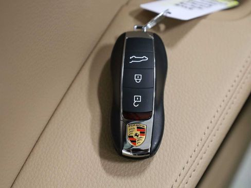 Certified 2026 Porsche Macan AWD/4WD image 43