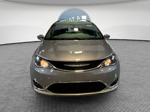 Used 2020 Chrysler Pacifica Touring-L FWD image 9