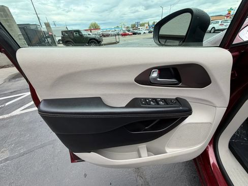 Used 2021 Chrysler Voyager Lxi image 11