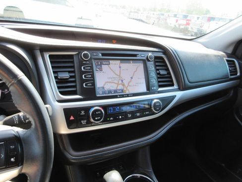 Used 2016 Toyota Highlander XLE AWD/4WD image 28