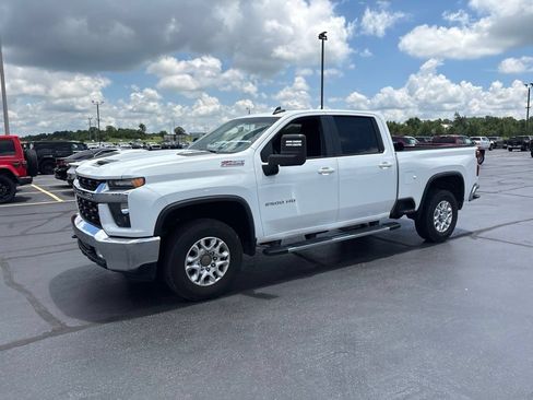 Used 2022 Chevrolet Silverado 2500 LT w/ Convenience Package AWD/4WD image 3