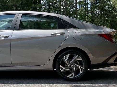Used 2024 Hyundai Elantra Limited FWD image 5