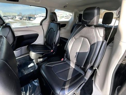 Used 2024 Chrysler Pacifica Touring-L image 26