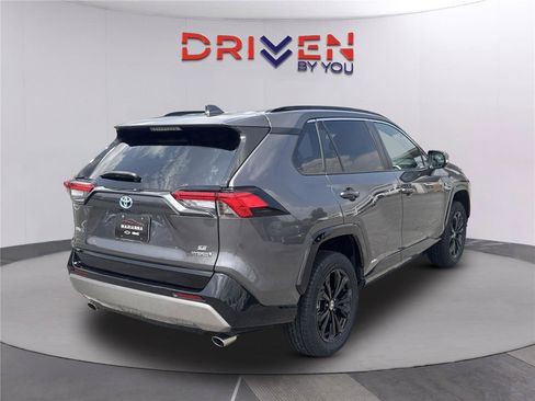 Used 2022 Toyota RAV4 SE w/ Convenience Package AWD/4WD image 4