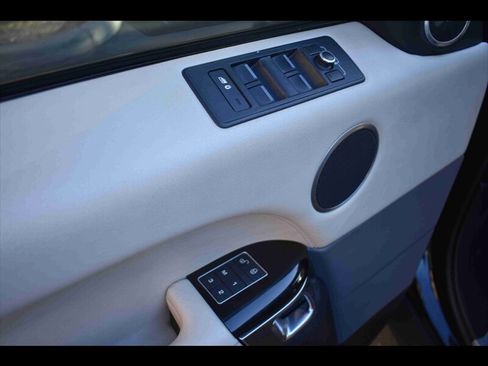 Used 2017 Land Rover Range Rover Sport HSE image 18