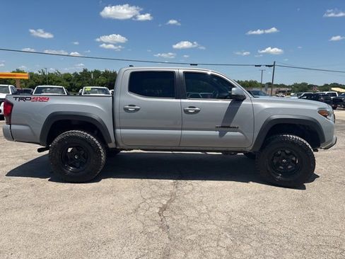 Used 2019 Toyota Tacoma TRD Off-Road AWD/4WD image 12