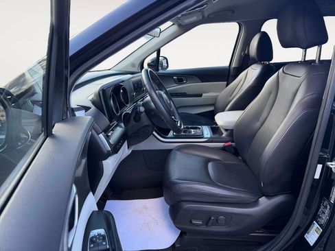 Used 2023 Kia Carnival LX image 12