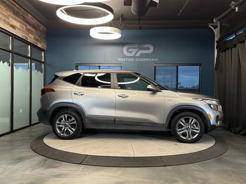Used 2023 Kia Seltos LX AWD/4WD image 2