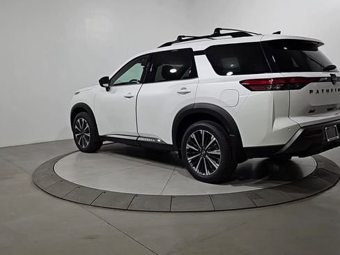 New 2026 Nissan Pathfinder Platinum image 3