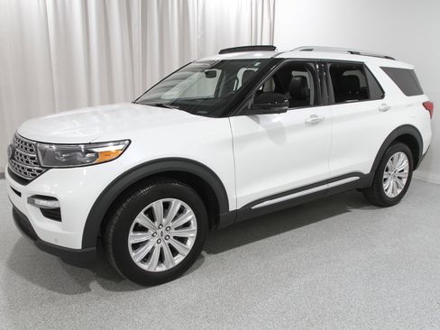 Certified 2022 Ford Explorer Limited w/ Equipment Group 301A image 3