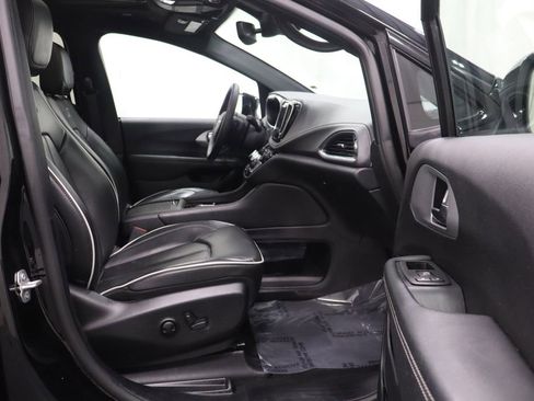 Used 2025 Chrysler Pacifica Limited FWD image 17