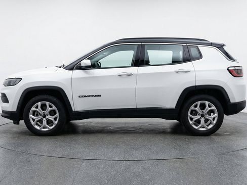 Used 2025 Jeep Compass Latitude AWD/4WD image 5