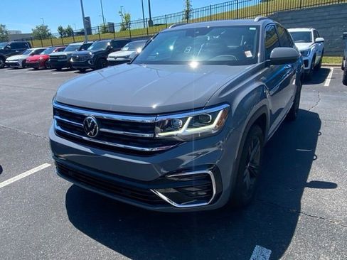 Used 2022 Volkswagen Atlas Cross Sport SEL R-Line AWD/4WD image 2