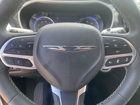 Used 2025 Chrysler Pacifica Select FWD image 18