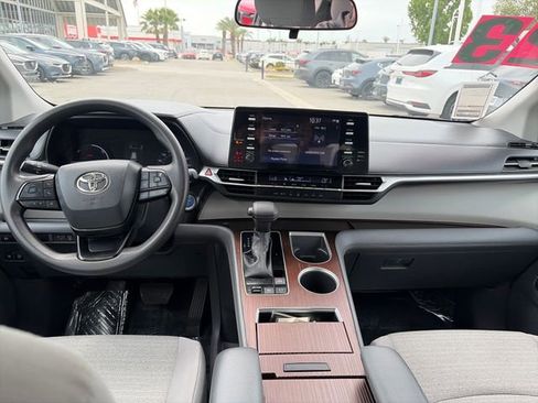 Used 2023 Toyota Sienna LE FWD image 12