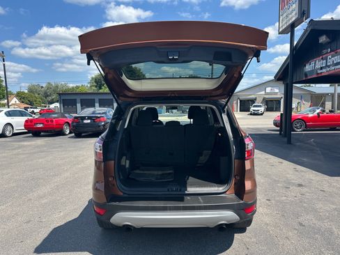 Used 2017 Ford Escape SE w/ SE Cold Weather Package FWD image 9
