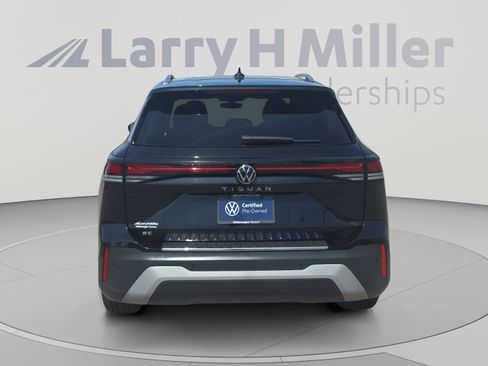 Certified 2025 Volkswagen Tiguan SE w/ Panoramic Sunroof Package FWD image 4