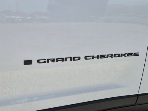 Used 2023 Jeep Grand Cherokee Altitude AWD/4WD image 10