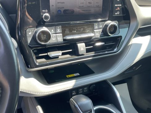 Used 2023 Toyota Highlander XLE FWD image 25