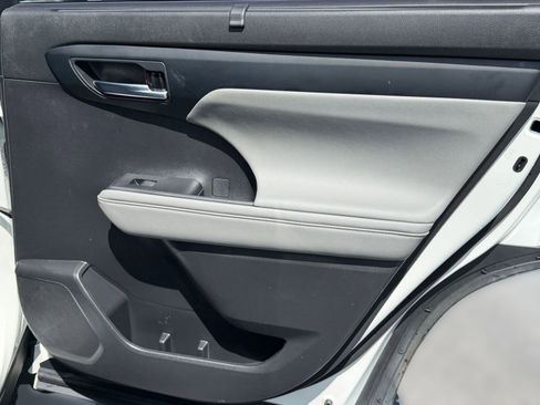 Used 2023 Toyota Highlander XLE image 35