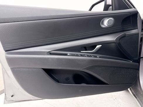 Used 2023 Hyundai Elantra SE image 25