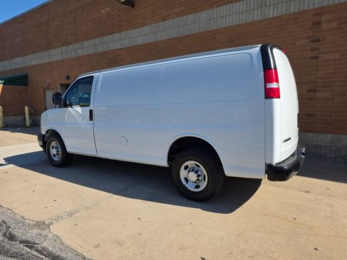 Used 2018 Chevrolet Express 2500 RWD image 4