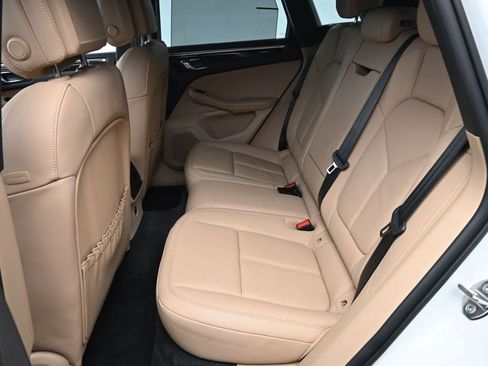 Certified 2024 Porsche Macan image 8