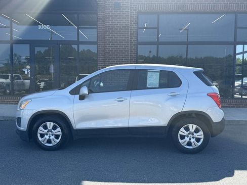 Used 2016 Chevrolet Trax LS w/ LPO, Cargo Package FWD image 3