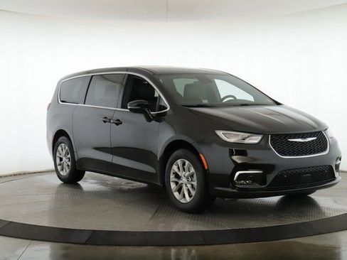 New 2026 Chrysler Pacifica Select AWD/4WD image 2