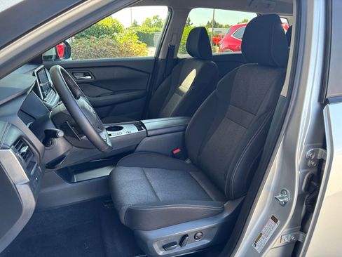 Used 2025 Nissan Rogue SV FWD image 38